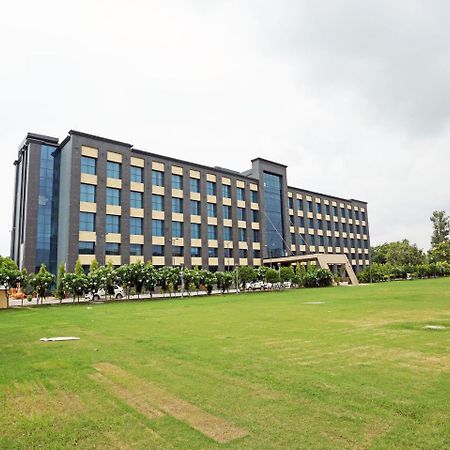 ゴールデン ブロッサム インペリアル リゾーツ ラクナウ エクステリア 写真