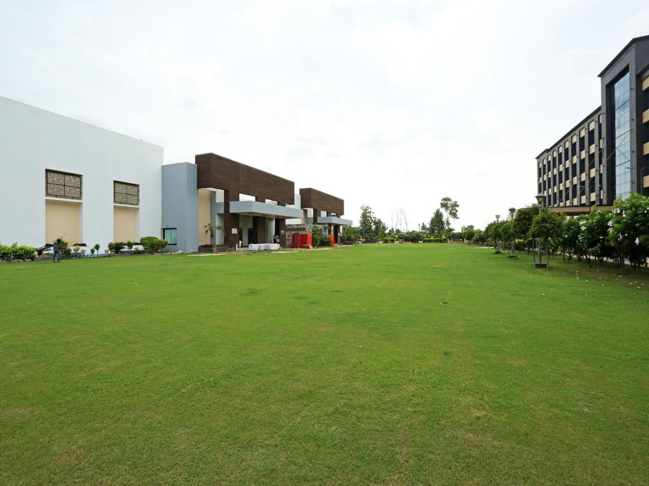 ゴールデン ブロッサム インペリアル リゾーツ ラクナウ エクステリア 写真